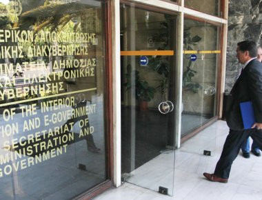 ΚΕΔΕ: Ζητά έγγραφες διευκρινίσεις για τους συμβασιούχους από το υπουργείο Εσωτερικών